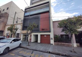 Venta│ Cochera en edificio calle San Martin Nº 121 – 1º piso -Bº Centro